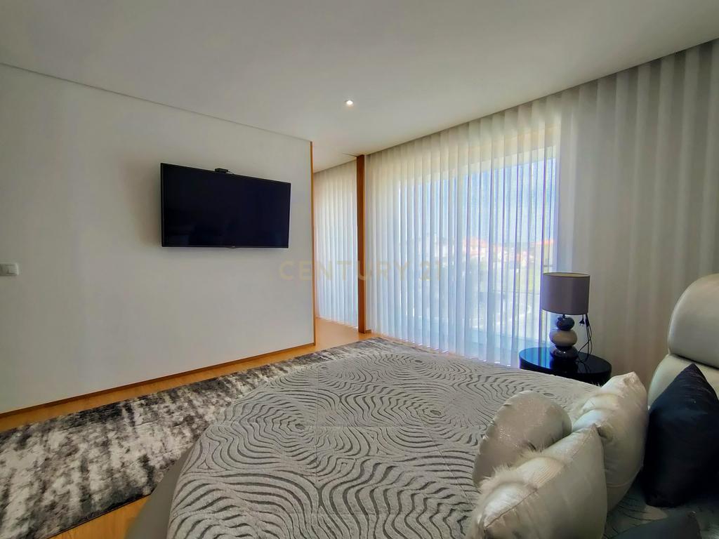 Moradia T4 Moderna com Piscina e Jardim – Touguinha - Image 24