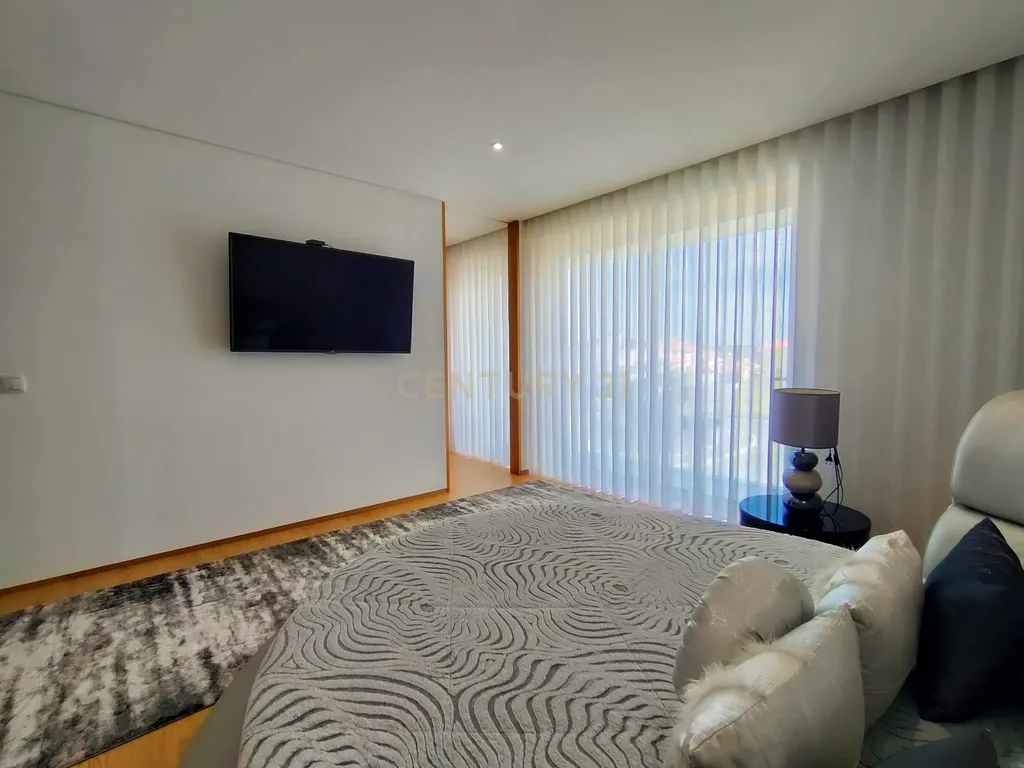 Moradia T4 Moderna com Piscina e Jardim – Touguinha - Image 24