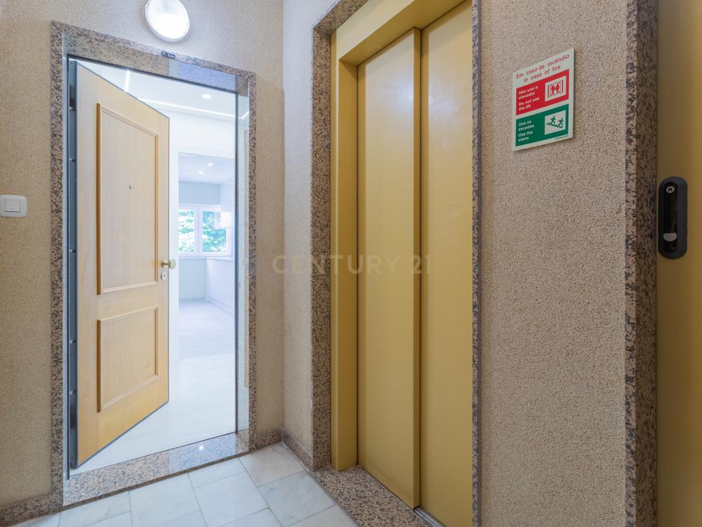 T2 Renovado na Buraca | Modernidade, Conforto e Excelente Localização - Image 22