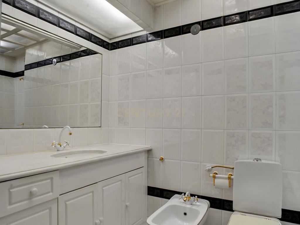 Apartamento T3 em Areeiro, com 1 lugar de garagem, Lisboa. - Image 25