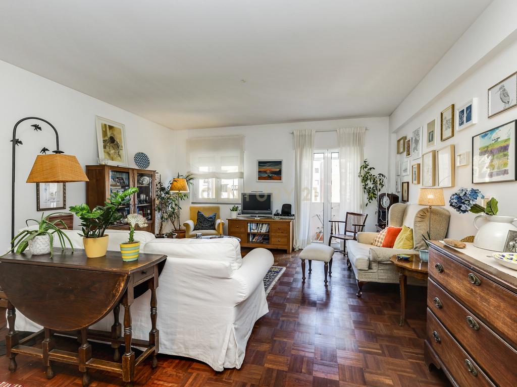 T5 Alfragide com Varanda - Image 2