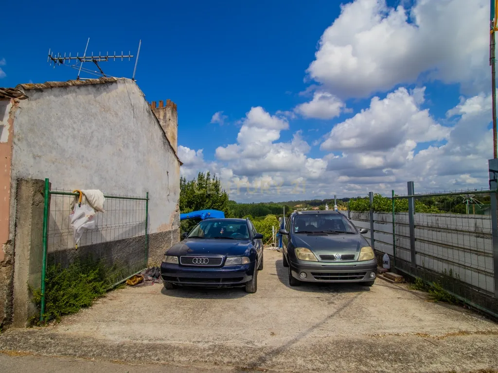 Moradia T4 com Garagem para 3 Carros e Logradouro - Image 4