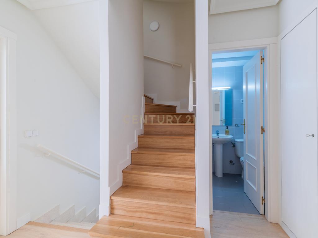 Chalet adosado con jardín en calle Unicornio, Aravaca - Image 10