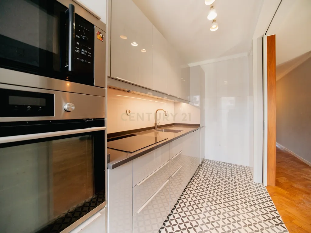 Apartamento T2 na Rua Manuel Carqueja - junto à Praça Velasquez - Porto - Image 3