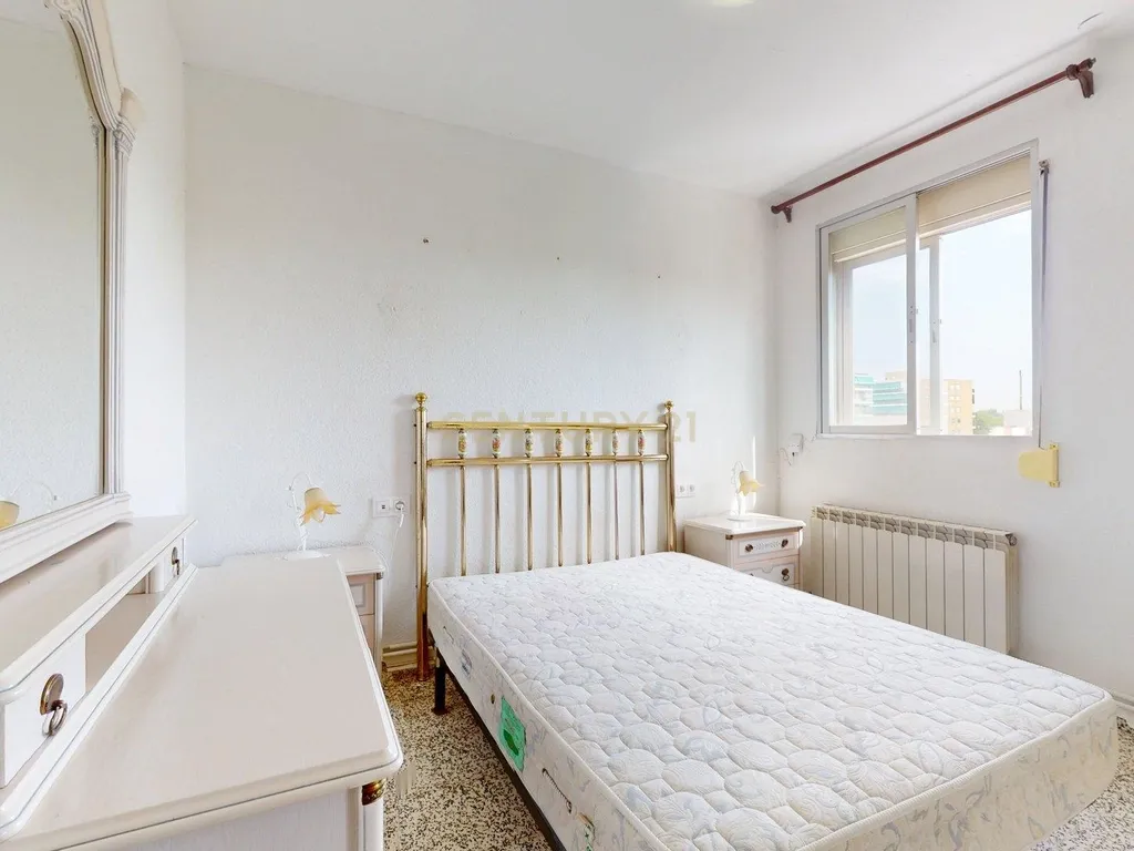Apartamento T2 com Terraço em Madrid - Oportunidade de Recuperação - Image 3