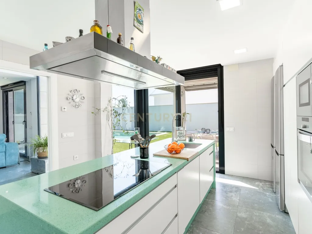 Luxuosa Moradia T4 com Vista Mar e Piscina em Almería - Image 31