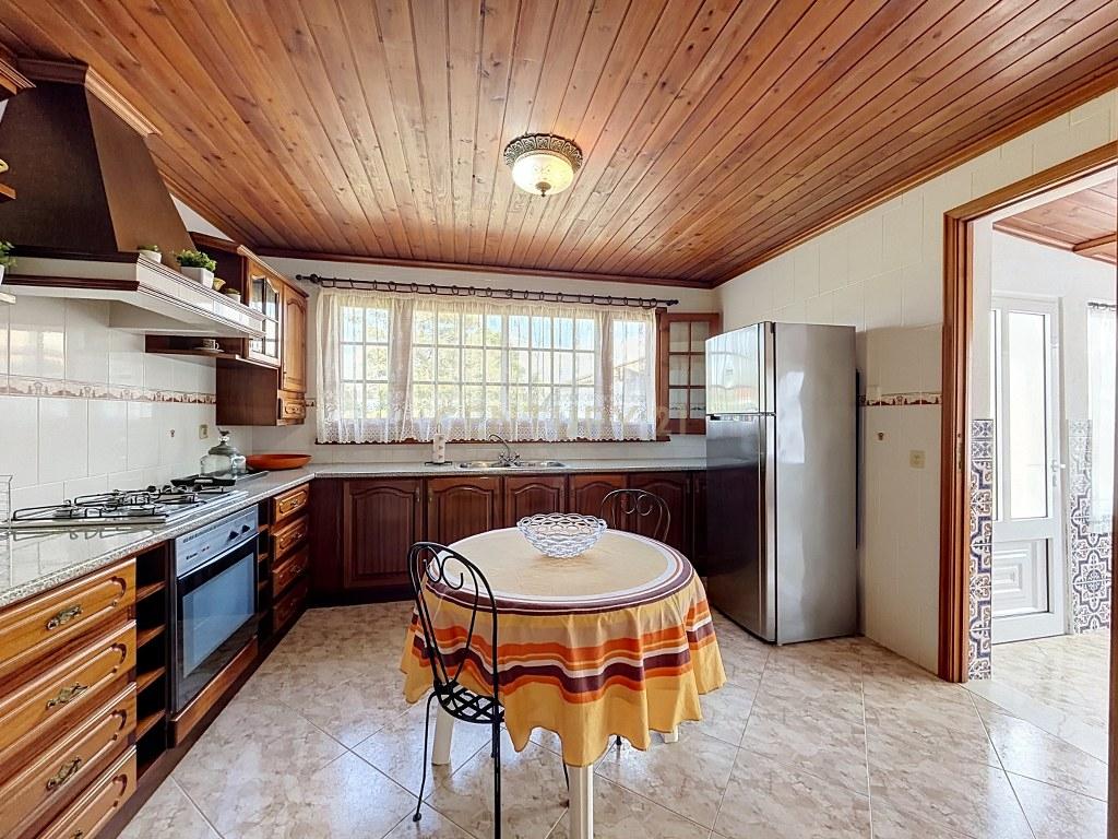 Moradia T3+1 térrea com garagem, jardim e amplo terreno — Aflitos, Fenais da Luz - Image 31