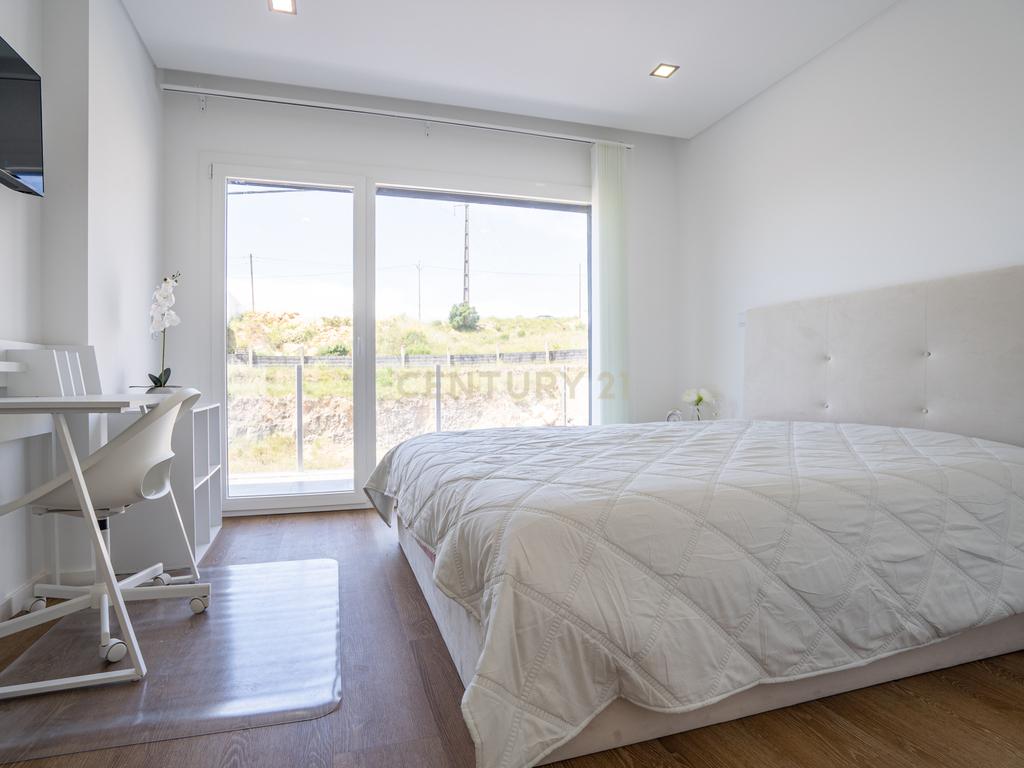 🌅 Moradia Nova com Vista Tejo, Piscina e Terraço Panorâmico a Poucos Minutos de Lisboa - Image 37