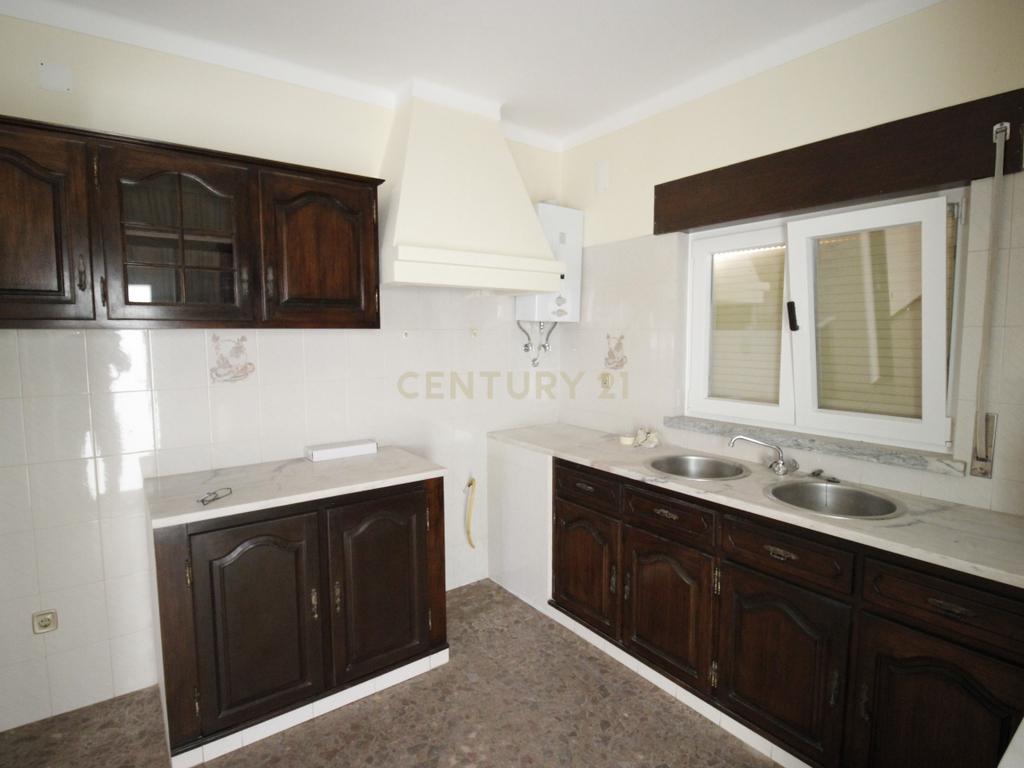 Casa Renovada com 3 Quartos e Garagem em Vendas Novas para arrendamento - Image 3
