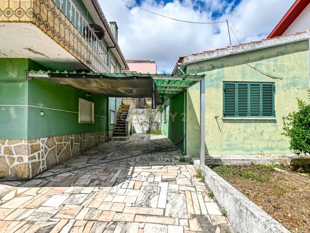 Moradia de gaveto com jardim, sotão e anexo - Porto Salvo (Oeiras) - Image 24