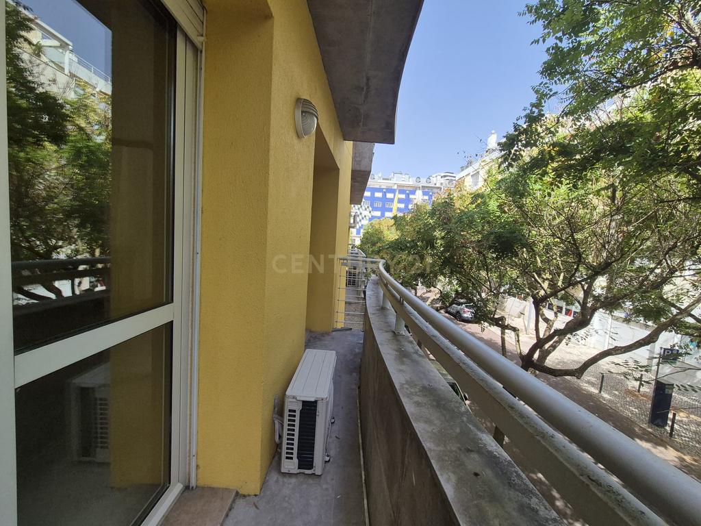 Espaçoso Apartamento T4 no Parque das Nações, Lisboa, com Garagem - Image 11
