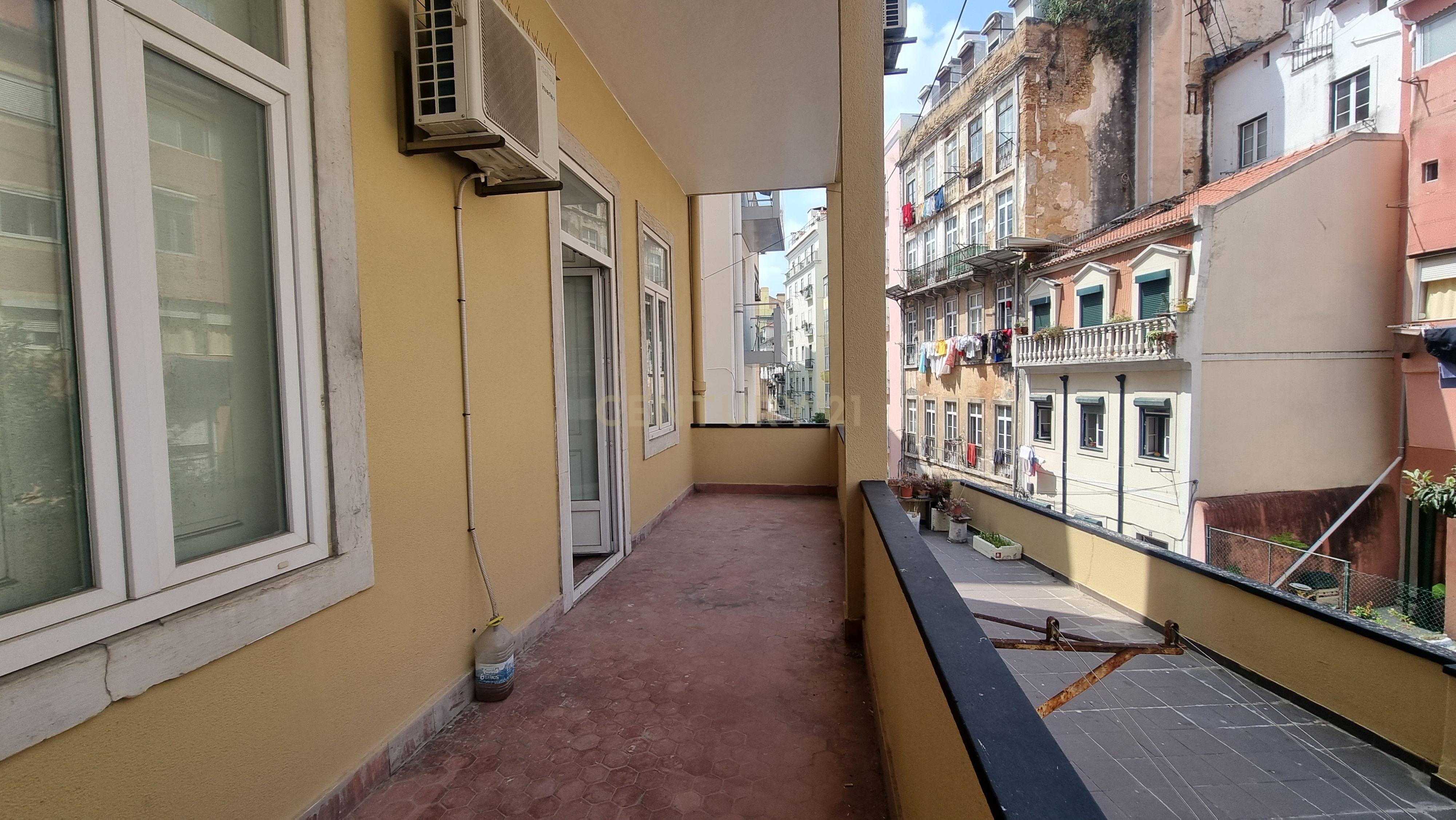 Apartamento Pombalino de Charme com 8 Assoalhadas – Av. Almirante Reis, Lisboa - Image 11