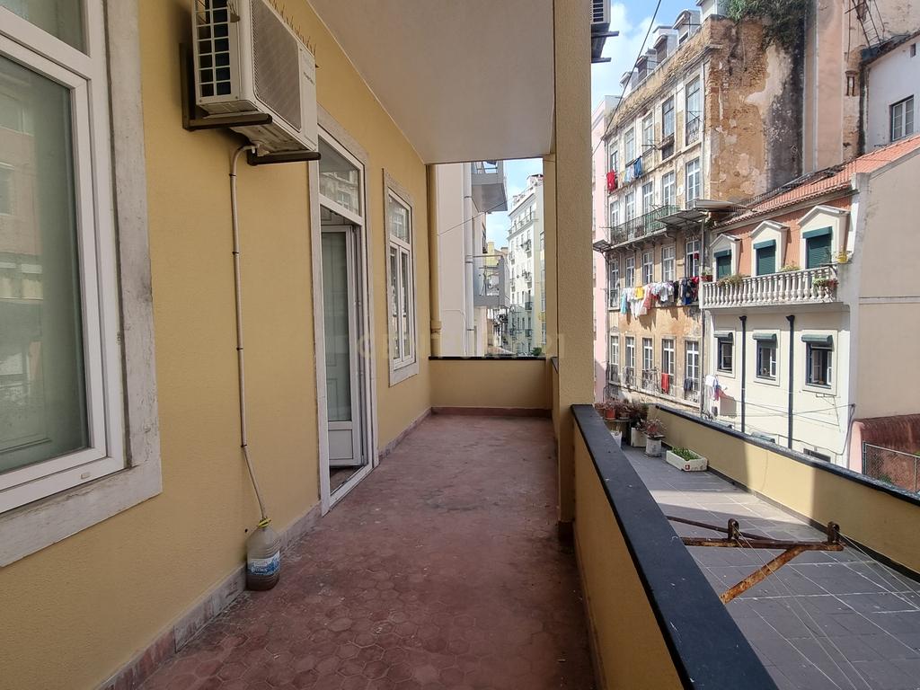 Apartamento Pombalino de Charme com 8 Assoalhadas – Av. Almirante Reis, Lisboa - Image 16