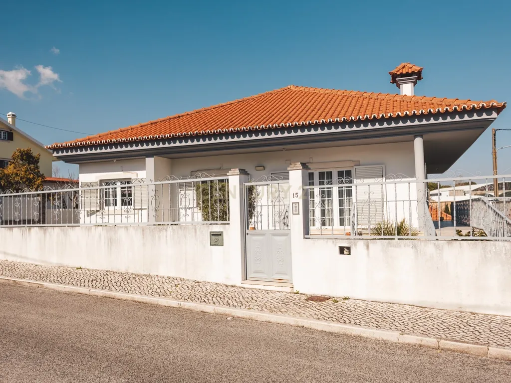 Moradia Isolada T4+2 com Piscina | Lazarim – Charneca da Caparica - Image 1