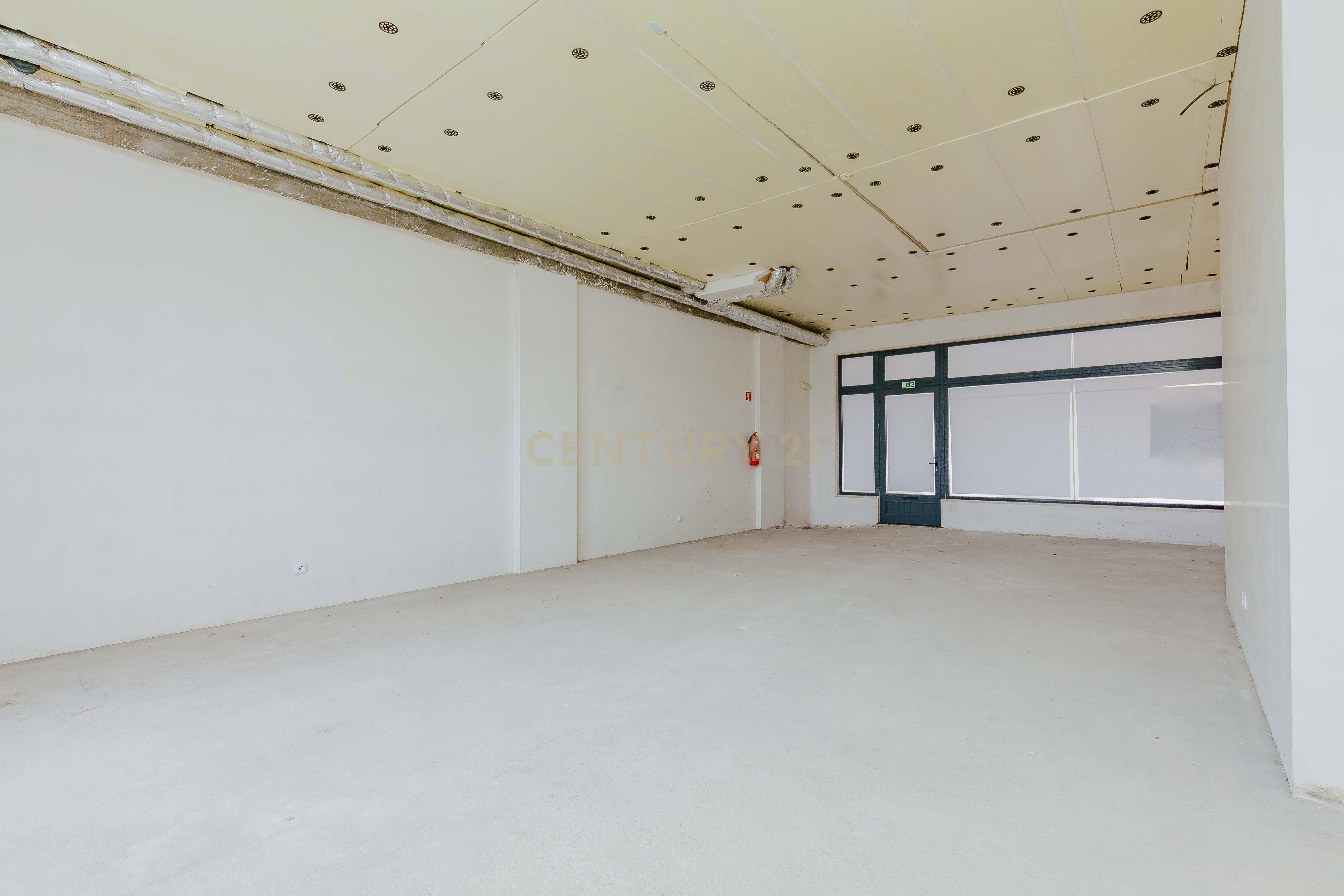 Espaço comercial na prestigiada urbanização do Alto Dos Moinhos - Image 7