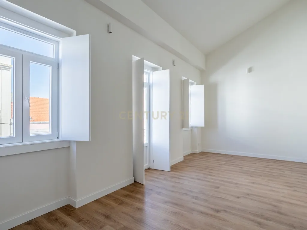 Duplex T3 para Venda, em Campolide – Pé-Direito Duplo, Terraço e Classe Energética A | 940.000 € - Image 12