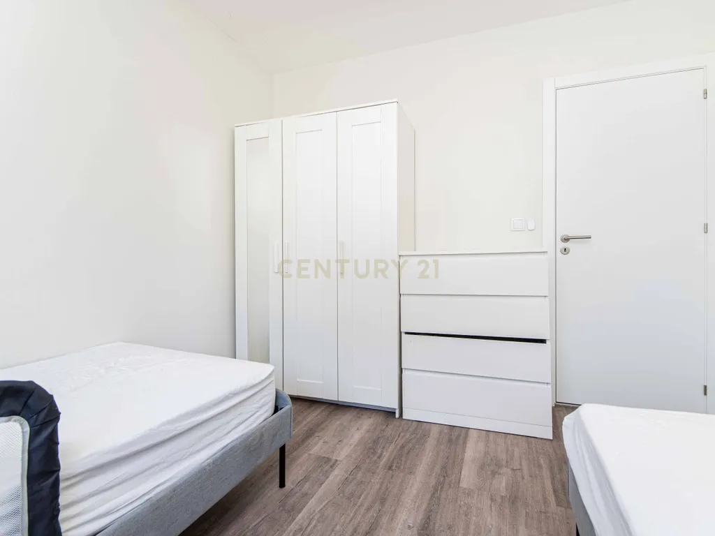 Apartamento T2 Renovado com Vista Panorâmica em Lisboa - Image 13