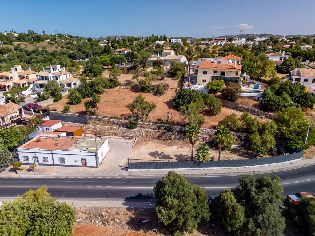 Moradia contemporânea em reconstrução em Vale Formoso, Loulé - Image 7