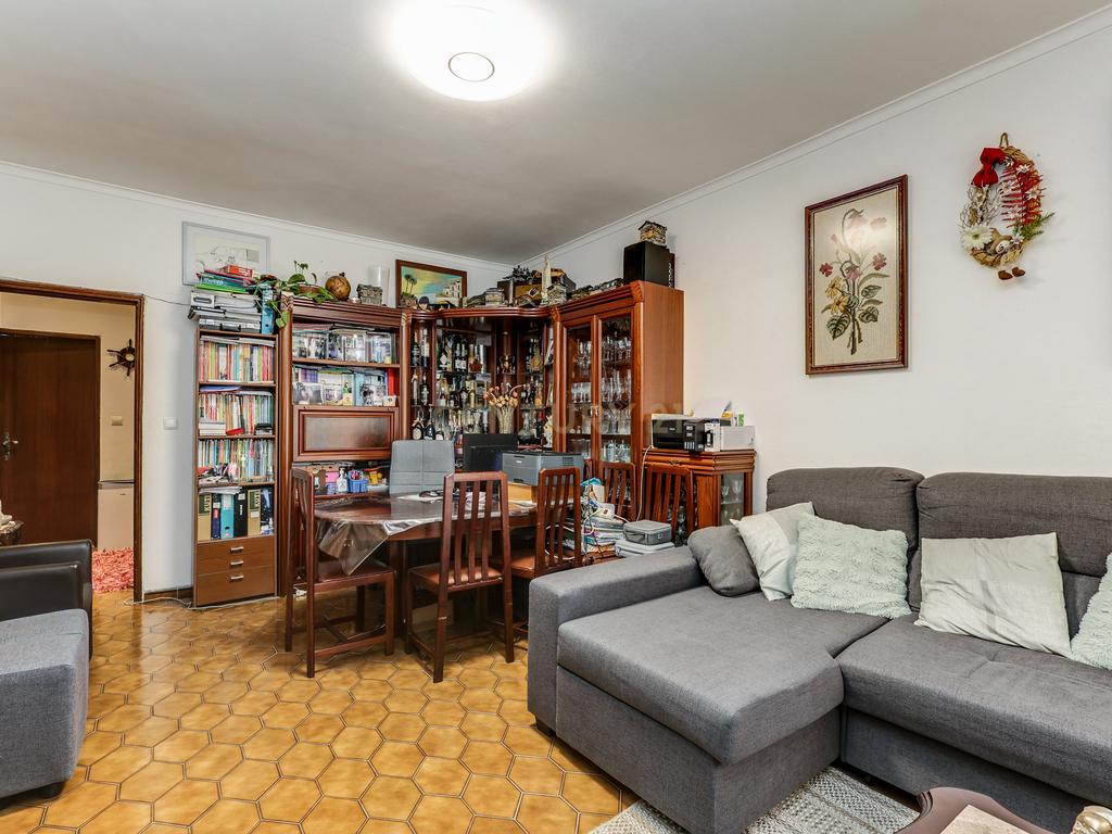 Apartamento T2 com 87 m² em excelente estado – São João da Talha - Image 2