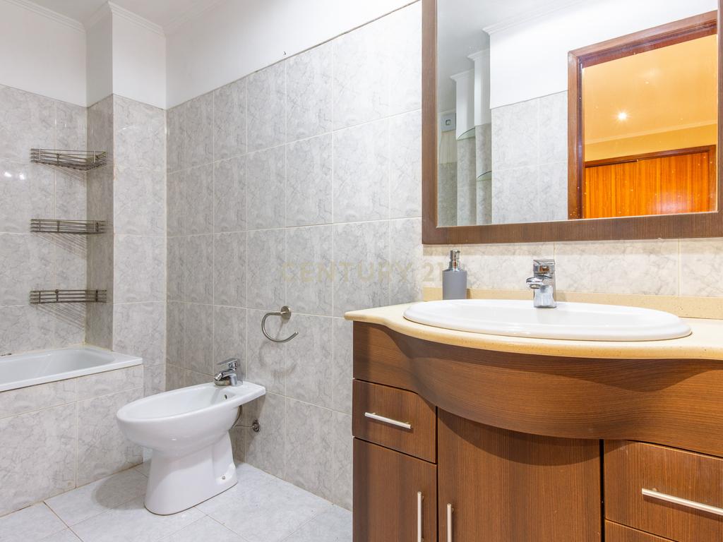 Apartamento T3 Duplex com Vista Desafogada no Monte da Caparica - Image 22