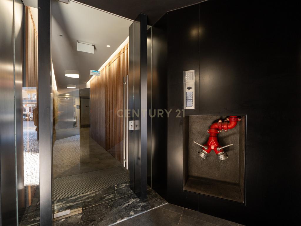 Apartamento T3+1 duplex, com terraço e estacionamento, no centro da cidade de Torres Vedras - Image 4