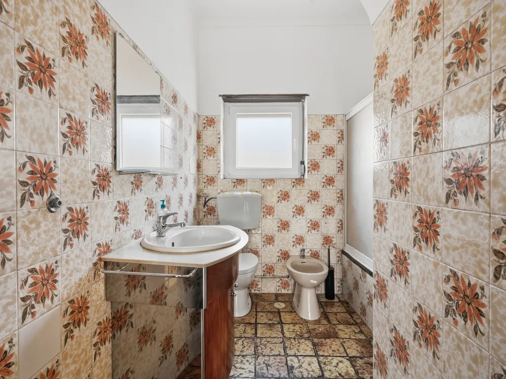 Moradia T7 de dois pisos com garagem, jardim e anexos | Terreno 894 m² na Paz em Mafra - Image 27