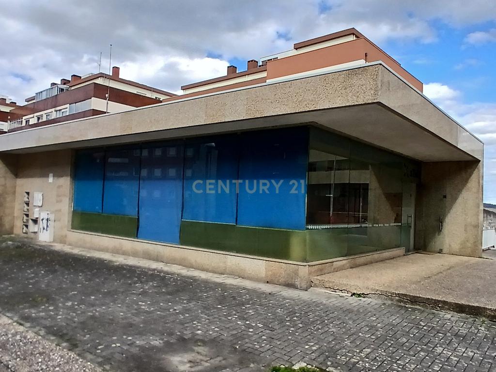Loja Espaçosa em Barcelos - Excelente Localização e Luz Natural - Image 4
