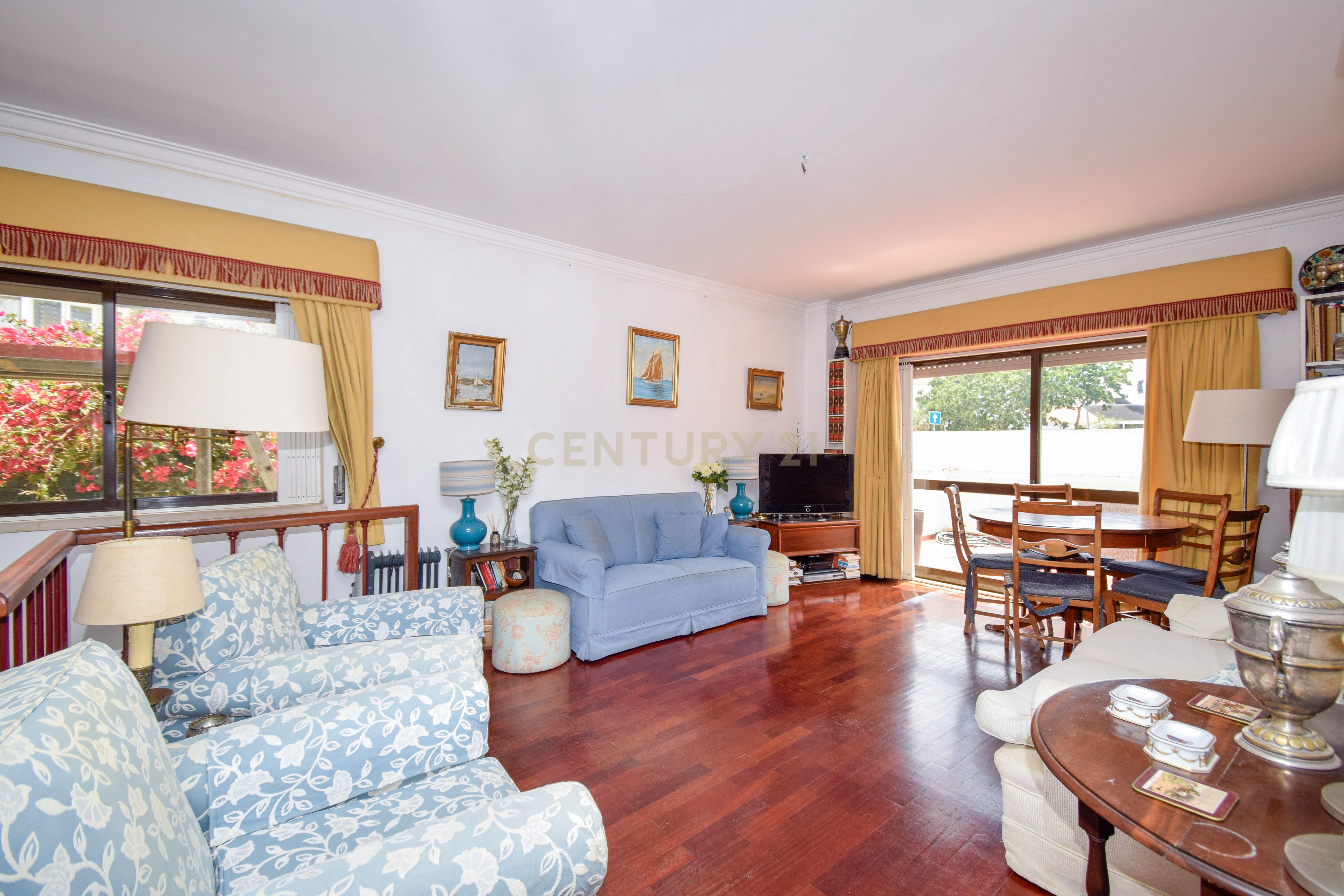 Apartamento T2 + 1 | Jardim e Estacionamento junto à Praia - Image 6