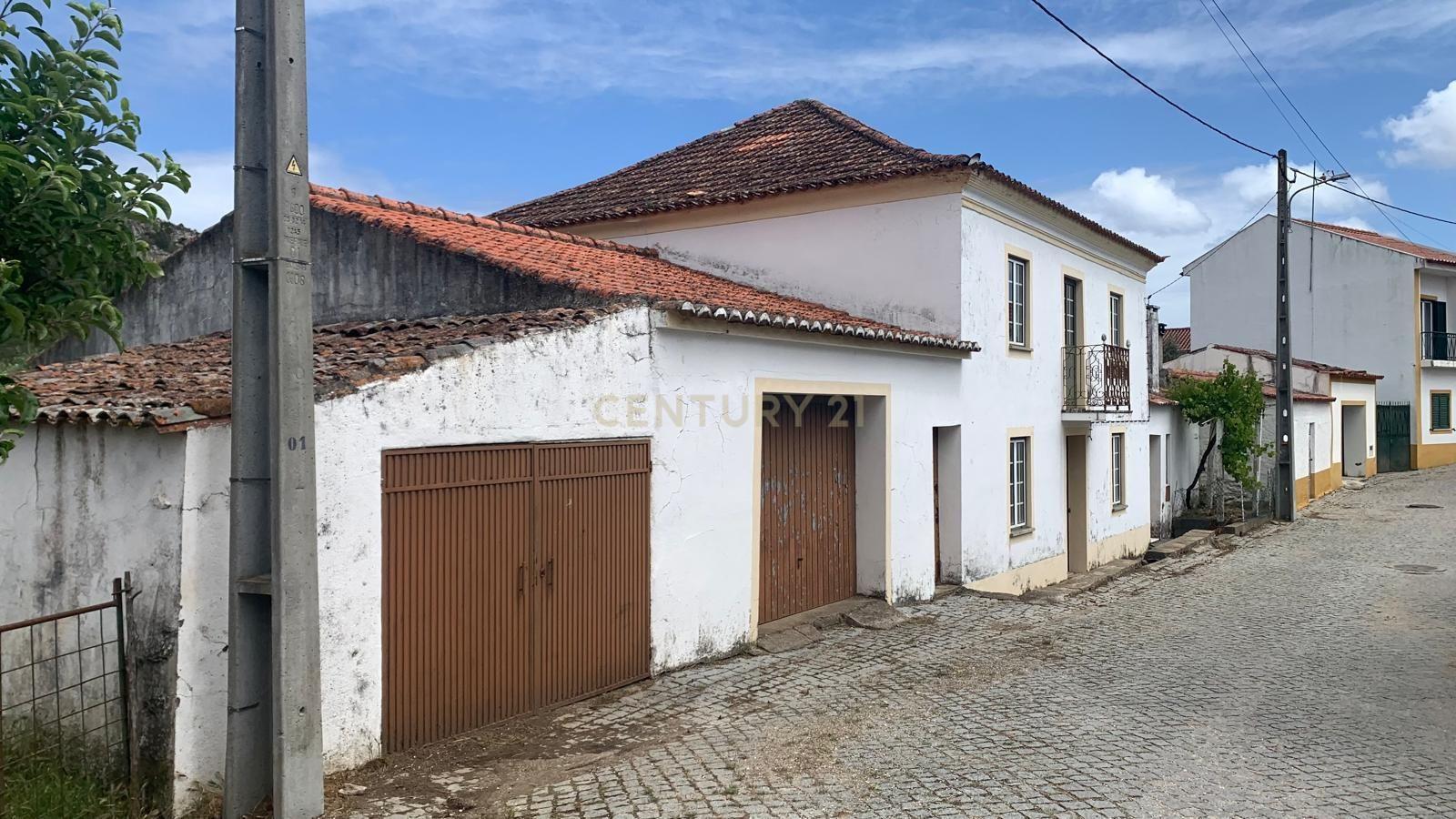 Espaçosa Moradia em Villas Ruivas com Garagem