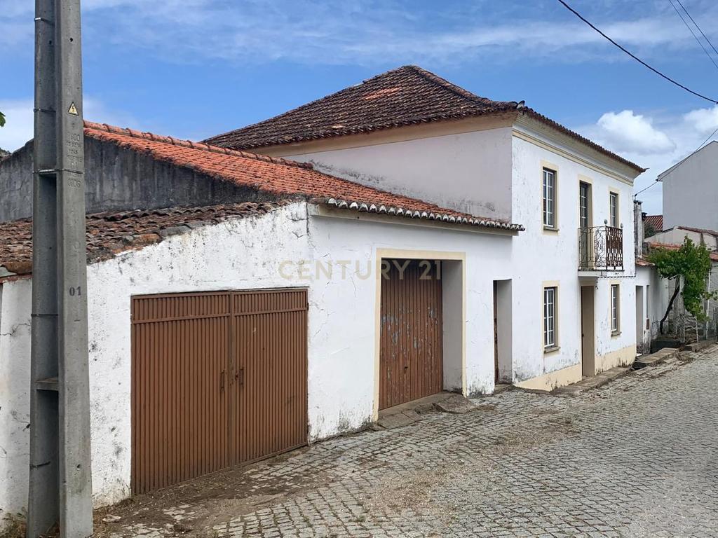 Espaçosa Moradia em Villas Ruivas com Garagem - Image 1