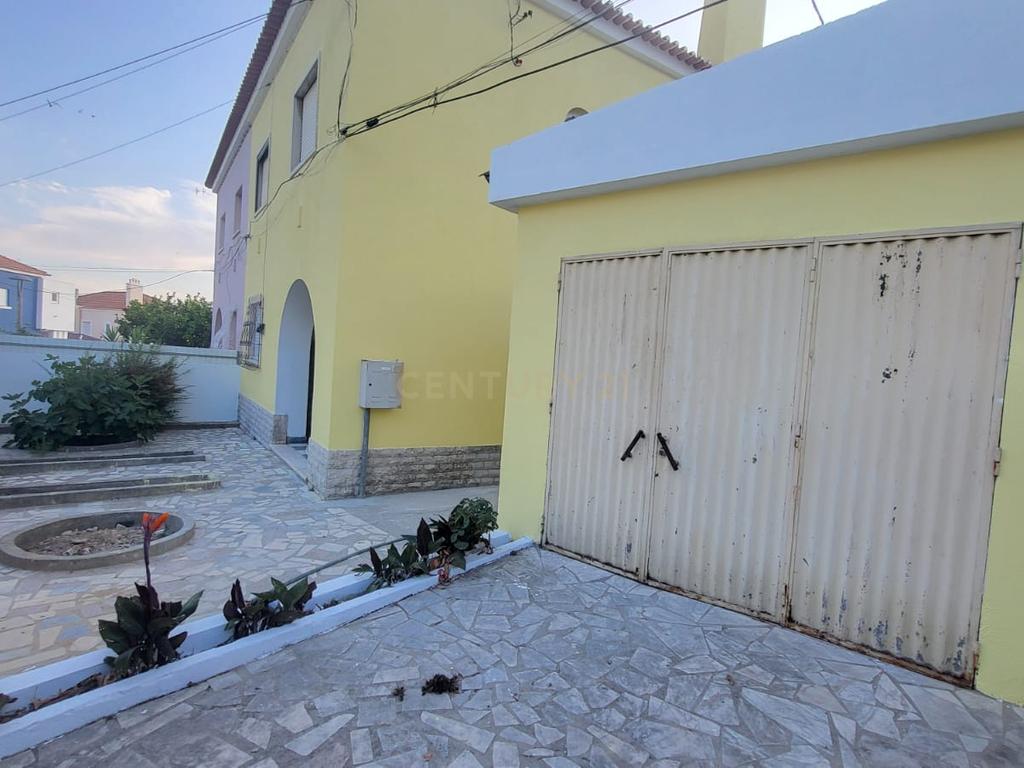 Casa T3 com Jardim e Garagem em Setúbal - Oportunidade Única! - Image 2