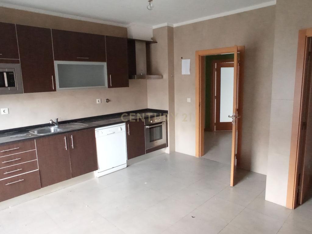 Apartamento T3, com Duas Varandas e Garagem na Vila Serena, Pinhal Novo - Image 5