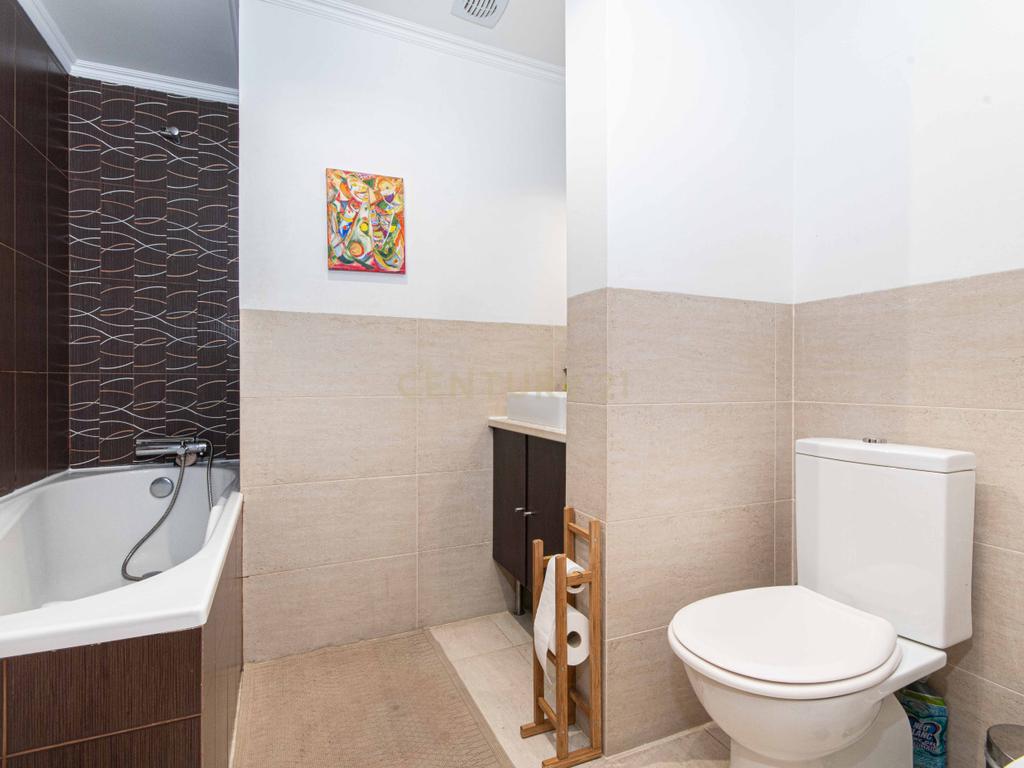 Apartamento T4 luminoso em Alvalade que combina estilo e localização premium - Image 7