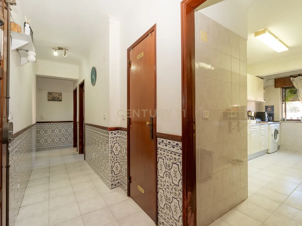 Apartamento de tipologia T2, com varanda, 1 wc e arrecadação, localizado em Agualva – Cacém, inserido em prédio de construção de 1996. - Image 15