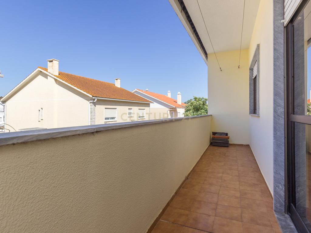 Moradia T3 + 1 em Vale Milhaços - Corroios  com Garagem  - Image 12