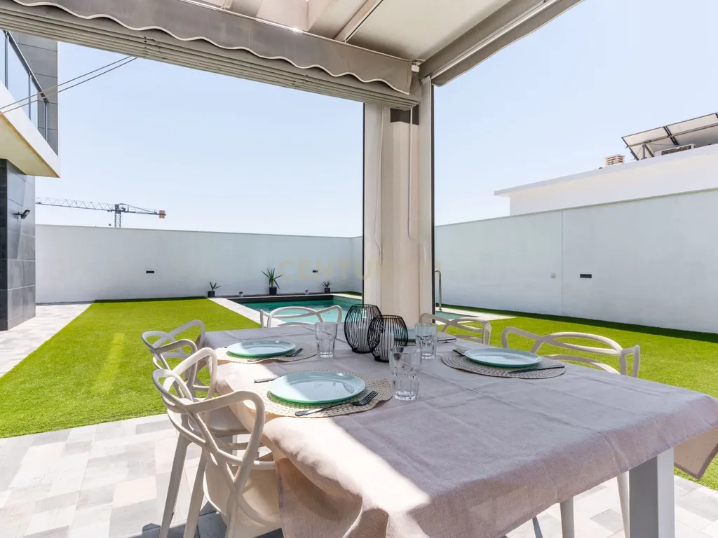 Luxuosa Moradia T4 com Vista Mar e Piscina em Almería - Image 36