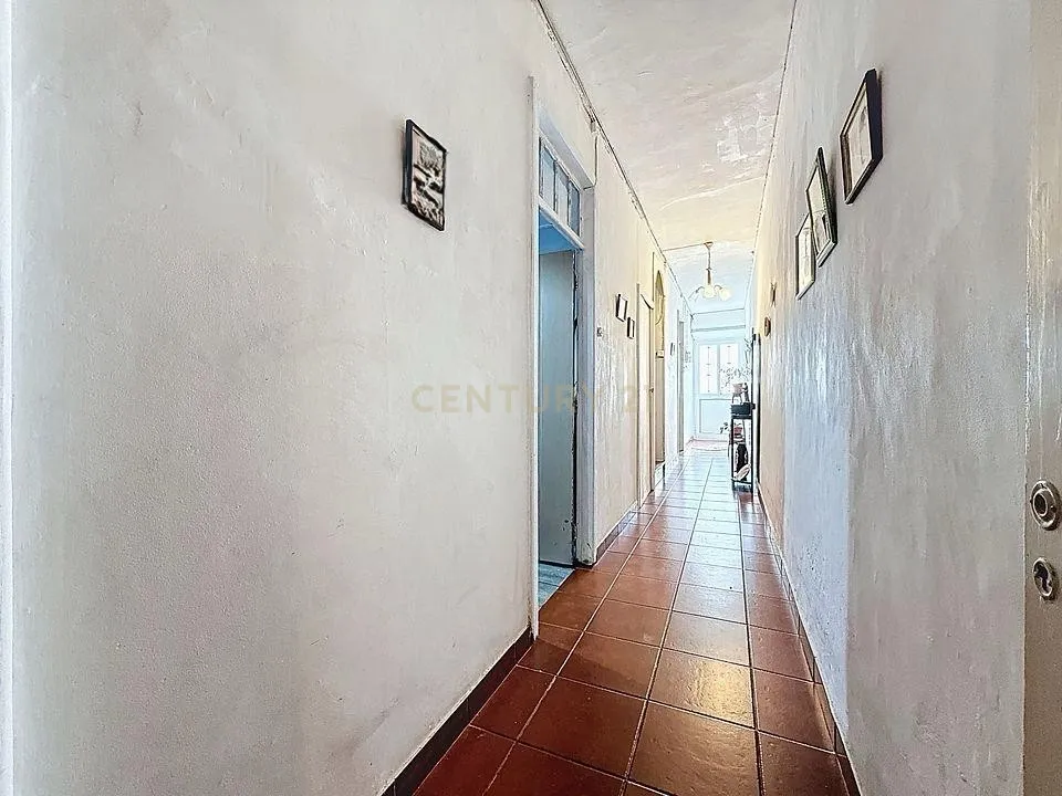 Invista no Centro de Ponta Delgada – Moradia com Enorme Potencial - Image 3