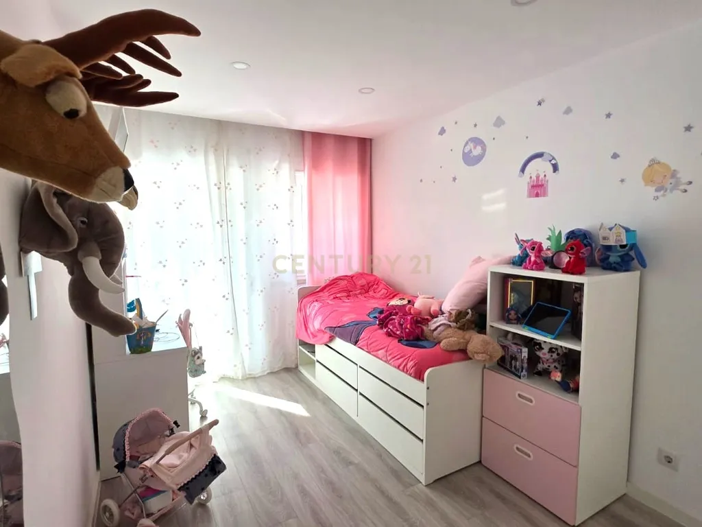 Apartamento T4 agora T3 em Almada transportes á porta # Negociável # - Image 15