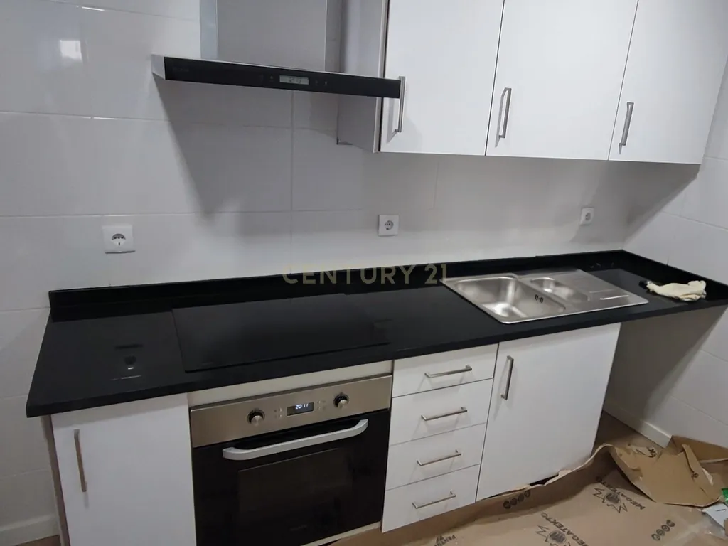 PRÉDIO EM PROPRIEDADE TOTAL NO CENTRO HISTÓRICO DE PENICHE – T0, T1 e T2 - Image 7