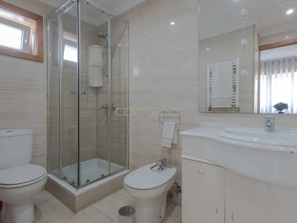 Moradia T3 de Excelência na Maia| 398 m² | 3 Suítes | Garagem para várias Viaturas - Image 22