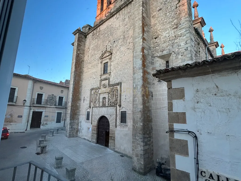 Edifício exclusivo com grande potencial numa das melhores zonas de Trujillo - Image 29