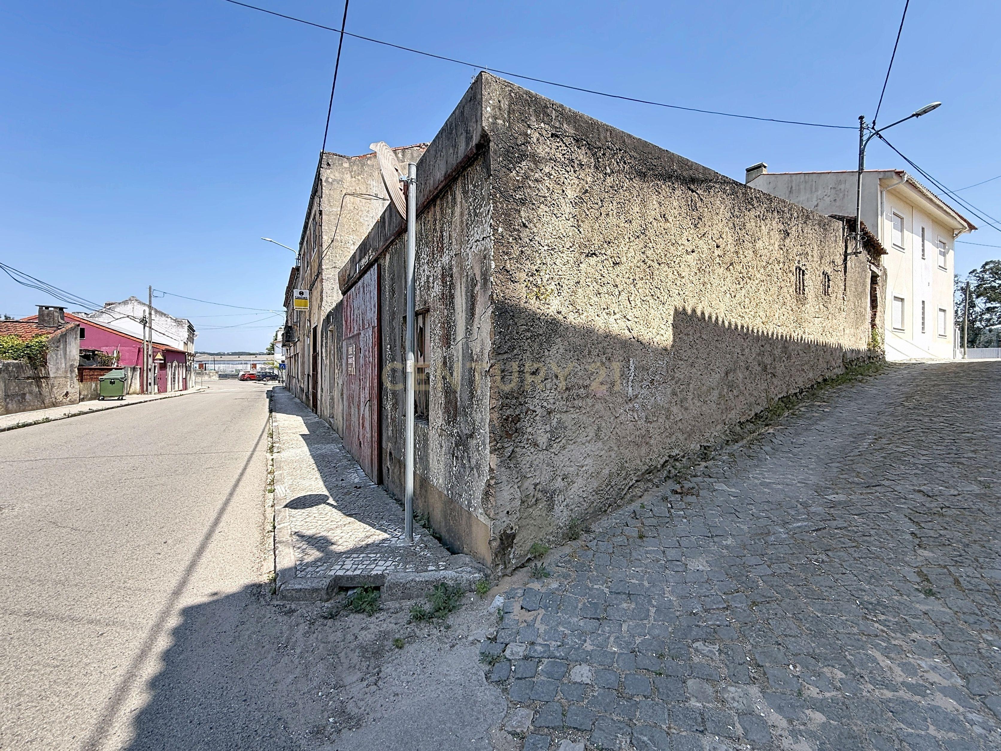 Fotografia 3 de Arrecadação para Venda com Potencial de Conversão em T2 | Centro de Valado dos Frades