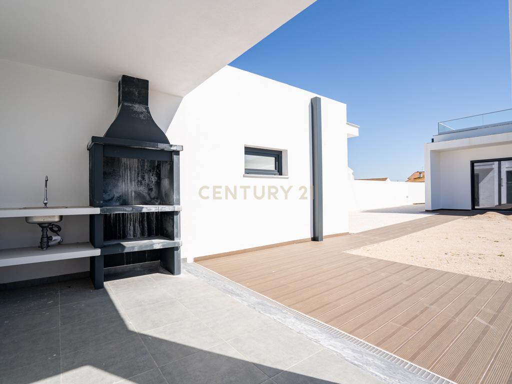 Moradia Térrea com piscina e quatro suites - Image 8
