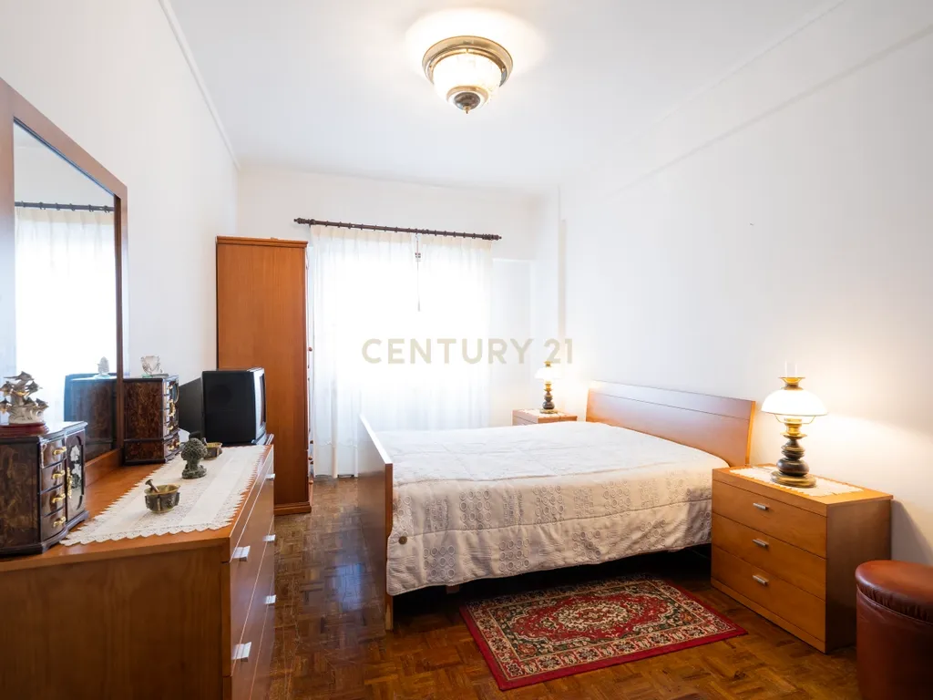 Apartamento T2 em Linda-a Velha - Excelente Localização com Garagem - Image 5