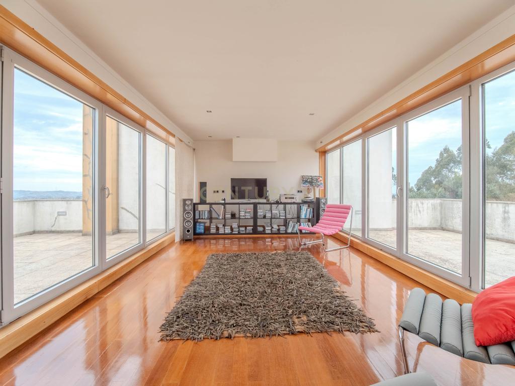 Moradia T3 de 3 frentes com 351 m², jardim e terraços | Baguim do Monte - Image 25