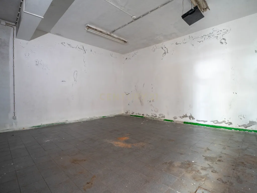Moradia T4 + espaço comercial em Pico da Pedra - Image 26