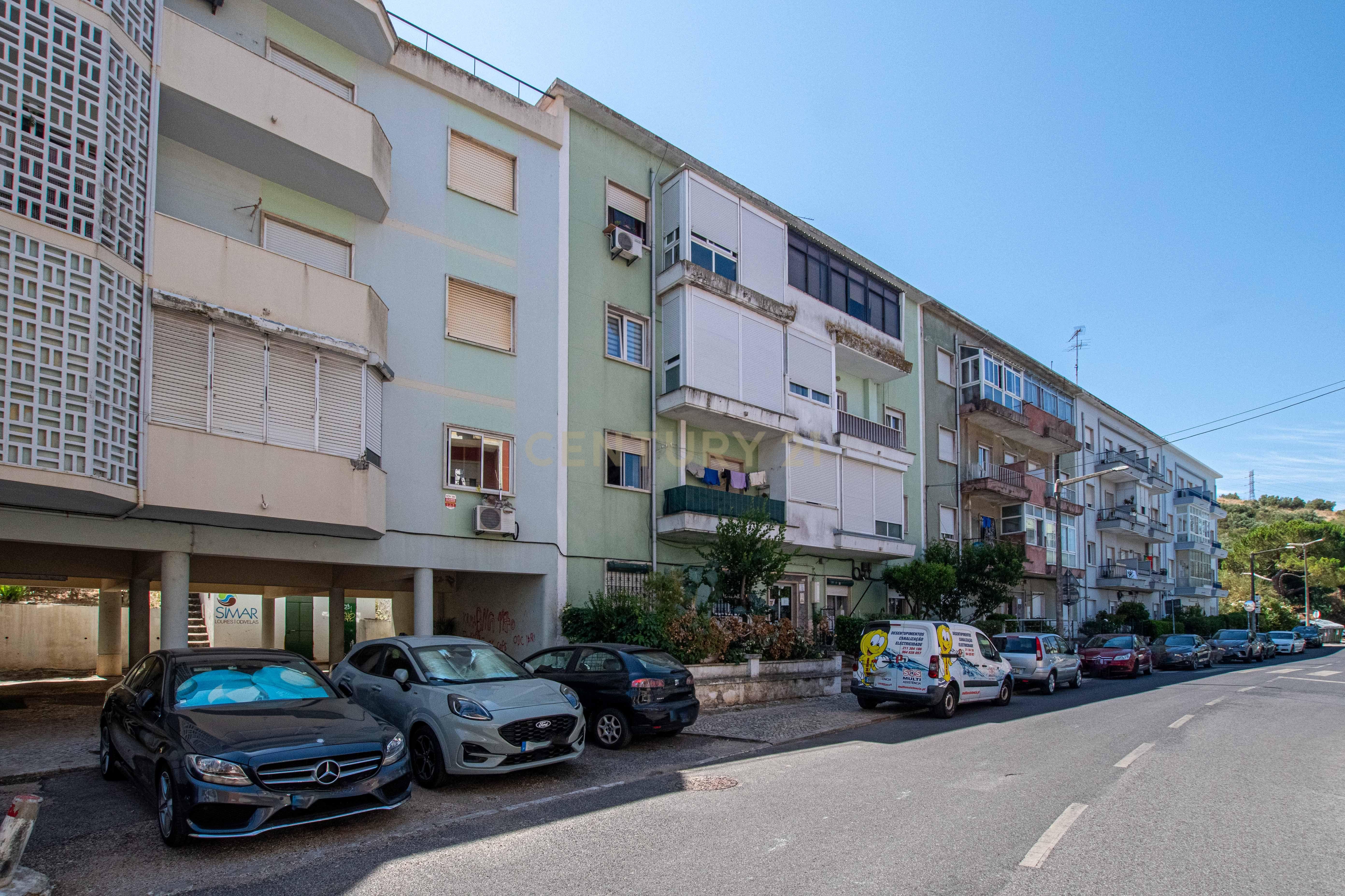Fotografia 6 de Oportunidade de Investimento | Apartamento T3 convertido em T2 | Olival Basto