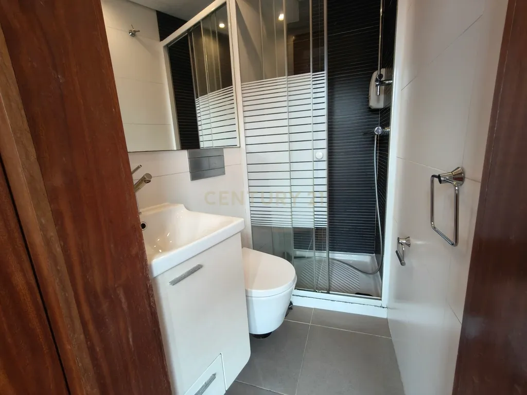 Apartamento T2 com varandas, mobilado no centro do Porto - Image 11
