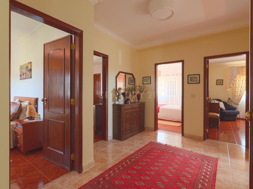 Moradia T4 Isolada com Jardim e Garagem em Olalhas – Tomar - Image 28