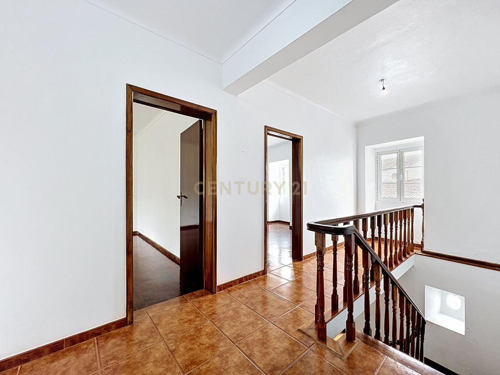 Fotografia 3 de Moradia T2 com Duas Entradas Distintas e Potencial para Segundo Apartamento | Cabouco